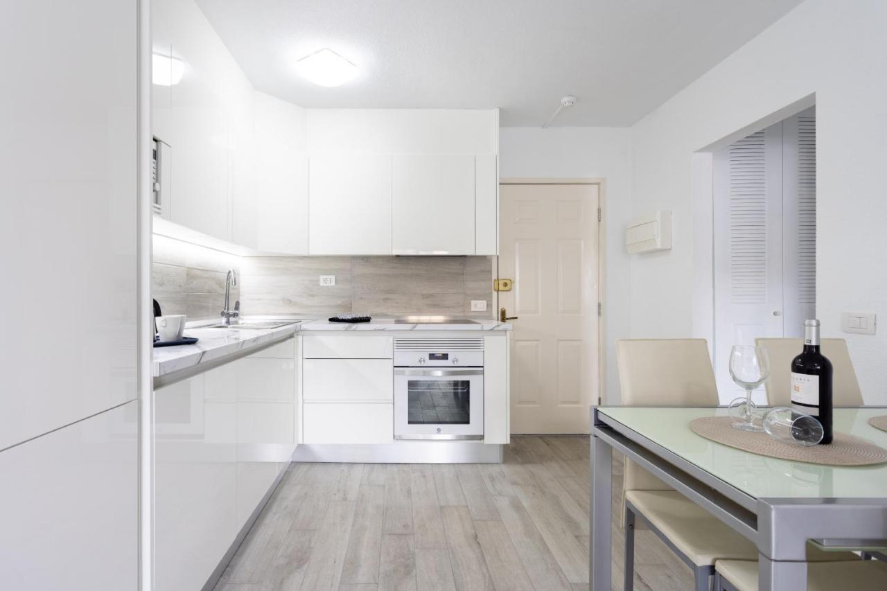 Castle Harbour Apartment Arona  Bagian luar foto