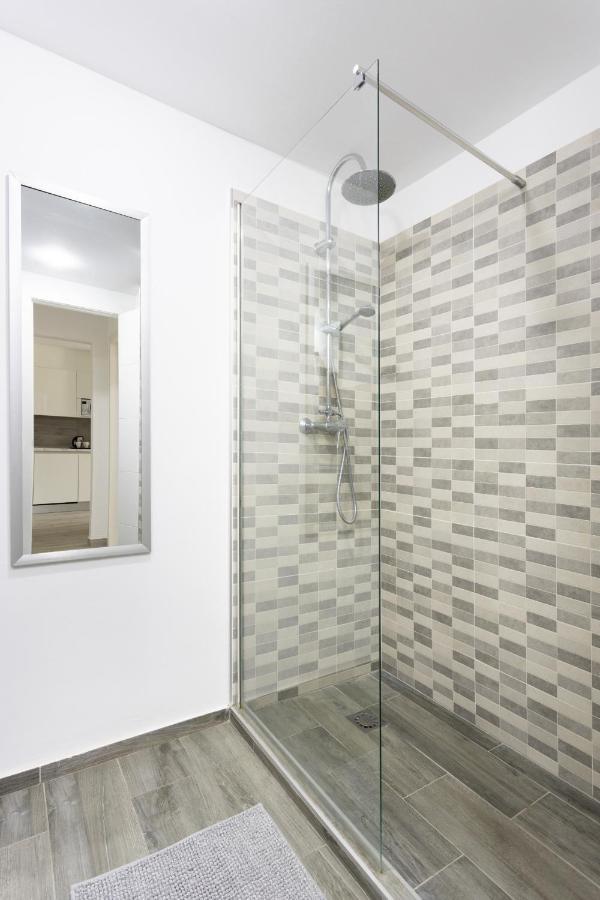 Castle Harbour Apartment Arona  Bagian luar foto
